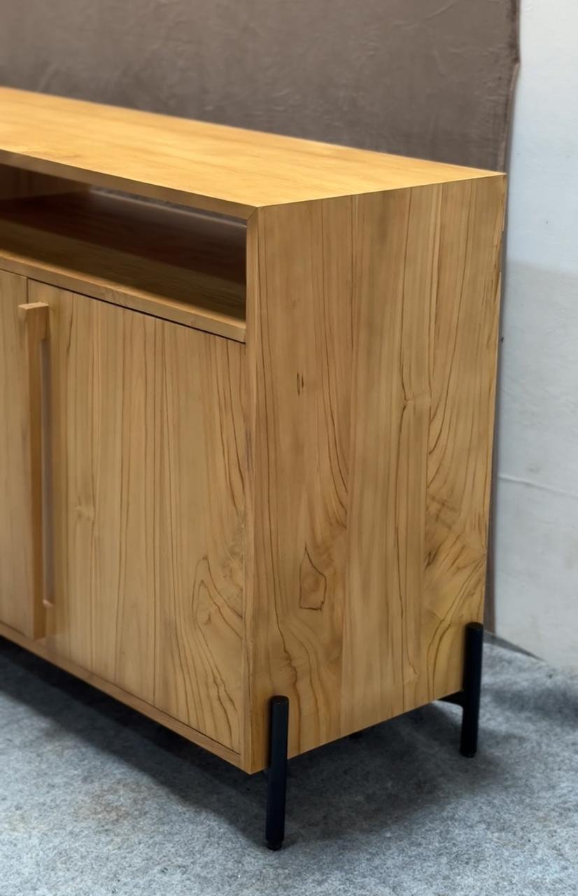 Material Mix: A Combination of Teak Wood, Rattan and Iron for a Unique Design