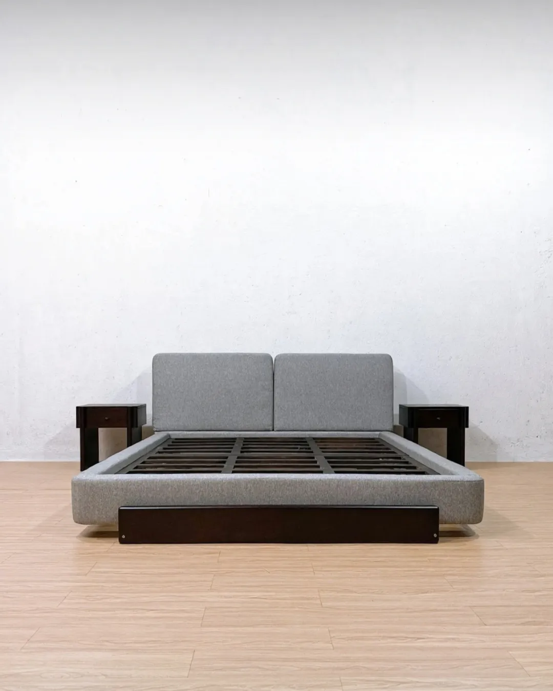 Sospiro bed frame set 180x200 cm with matching teak wood nightstands